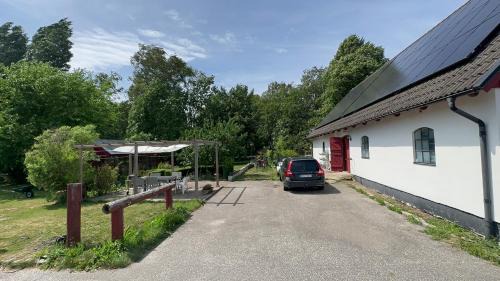 Hollviken Apartment | Stort rymligt boende med två sovrum och pentry i lantlig miljö