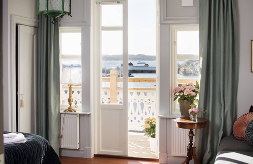 Lysekil Hotel | Strandflickornas Annex Gula Villan
