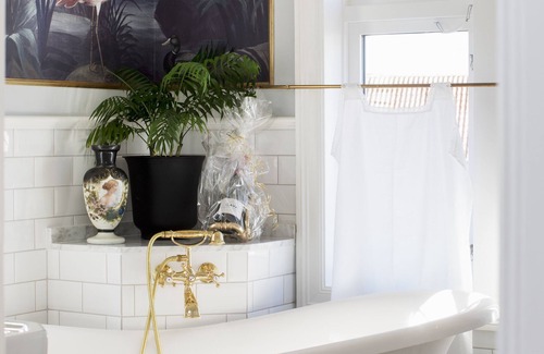 Lysekil Hotel | Strandflickornas Annex Gula Villan