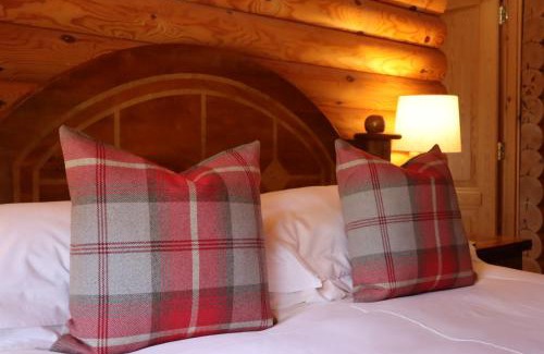 Berwick-upon-Tweed Ski Chalet | Strathisla - Luxury Two Bedroom Log Cabin with Private Hot Tub & Sauna