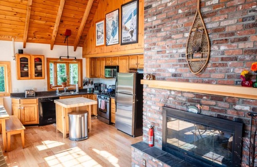 Jamaica Ski Chalet | Stratton Mountain Escape w Hot Tub|Deck|Projector