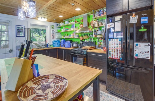 Strawberry Cabin | Strawberry Cabin Rental w/Deck & Mountain Views!