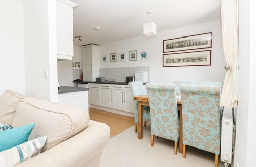 Mabe House | STRAWBERRY COTTAGE, family friendly, with hot tub in Penryn