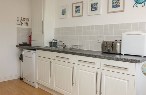 Mabe House | STRAWBERRY COTTAGE, family friendly, with hot tub in Penryn