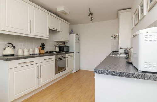 Mabe House | STRAWBERRY COTTAGE, family friendly, with hot tub in Penryn