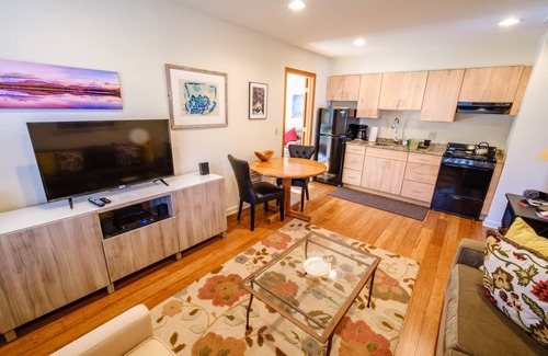 Woodstock Cottage | Streamside Cottage Half Mile to Town of Woodstock