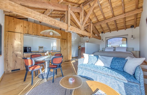 Saint-Sulpice-de-Faleyrens Apartment | Studio Apartment 'Au Chai Bigaroux' with Private Terrace, Wi-Fi and Air Conditioning