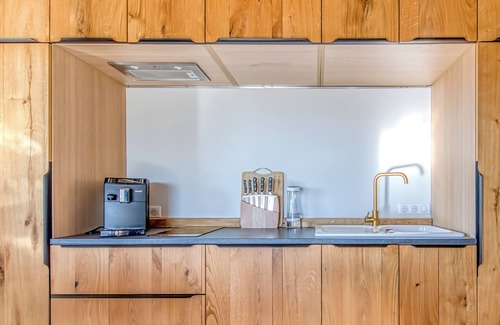 Saint-Sulpice-de-Faleyrens Apartment | Studio Apartment 'Au Chai Bigaroux' with Private Terrace, Wi-Fi and Air Conditioning