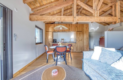 Saint-Sulpice-de-Faleyrens Apartment | Studio Apartment 'Au Chai Bigaroux' with Private Terrace, Wi-Fi and Air Conditioning