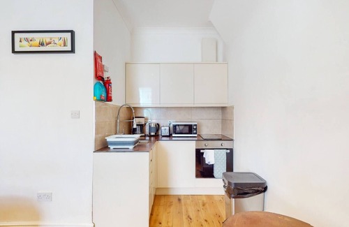 Friern Barnet Apartment | Studio 2 min walk new southgate