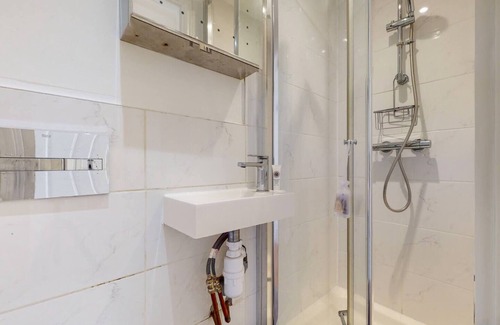 Friern Barnet Apartment | Studio 2 min walk new southgate