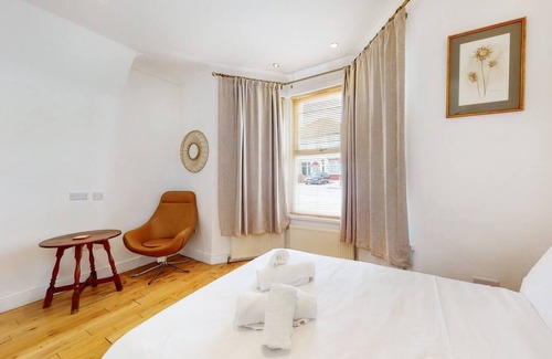 Friern Barnet Apartment | Studio 2 min walk new southgate