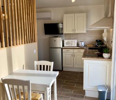 Suze-la-Rousse Apartment | Studio 263