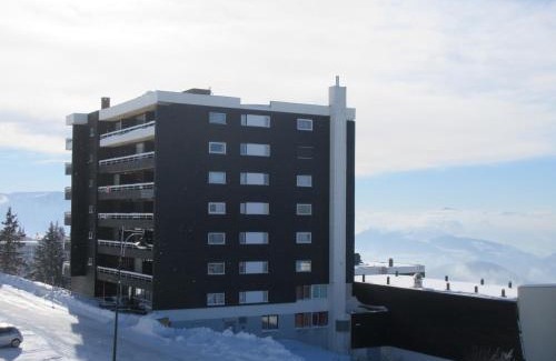 Chamrousse Apartment | Studio 27m² au pied des pistes, balcon sud, avec cuisine équipée et TV. Animaux acceptés. - FR-1-340-91