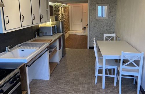 Saint-Hernin Apartment | Studio 42m2 Centre-bourg