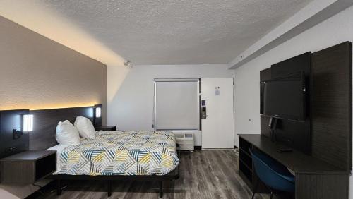 Alvin Hotel | Studio 6 Alvin, TX