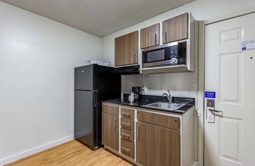Northwest Dallas Hotel | Studio 6 Dallas, TX