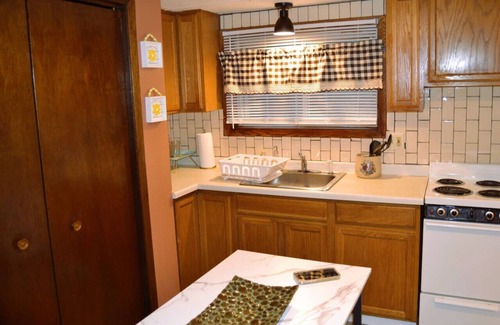 Grand Forks Apartment | Studio 7 : charming Studio Apartment by Riverside Park in Grand Forks, ND