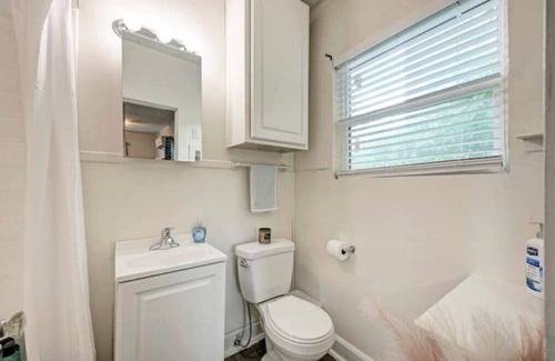 West Campus Condo | Studio-8 near DwntwnATX ZilkerPark University TXn