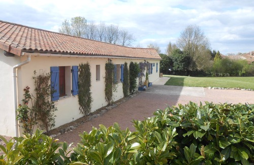 Abjat-sur-Bandiat Apartment | Studio apartment Rose in the Dordogne, with swimming pool & magnificent view