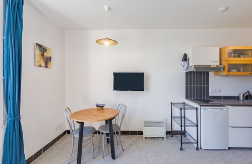 Charleval Apartment | Studio Apartment "1 - Au Coeur du Village"