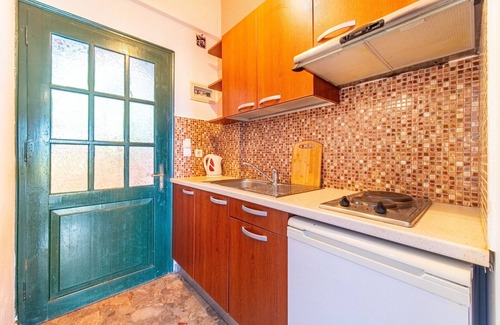 Lakones Apartment | Studio Apartment "Arianna Studio Ground Floor 4" with Sea View, Shared Pool & Wi-Fi