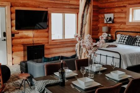 Dickerson Apartment | Studio apartment at Sugarloaf Log House