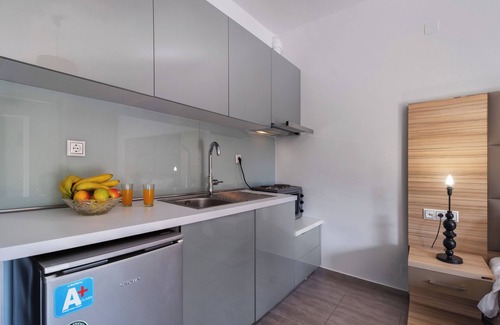 Anthousa Apartment | Studio Apartment 'Deluxe 2 Adults - A' with Shared Terrace, Wi-Fi and Air Conditioning