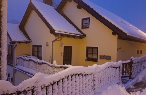Lauenstein Apartment | Studio Apartment 'Doppelzimmer Schloss Lauenstein' with Shared Terrace and Wi-Fi