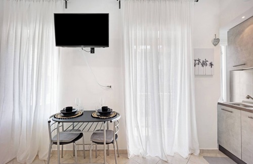 Altare Apartment | Studio Apartment 'Edda's Apartment' with Balcony, Wi-Fi and Air Conditioning