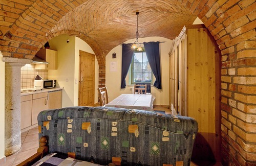 Krostitz Apartment | Studio Apartment 'Ferienwohnung Nr 2 Rose' with Shared Garden and Wi-Fi