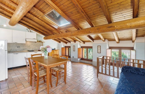 Monzambano Apartment | Studio Apartment 'Fiordaliso' with Shared Garden, Wi-Fi and Air Conditioning