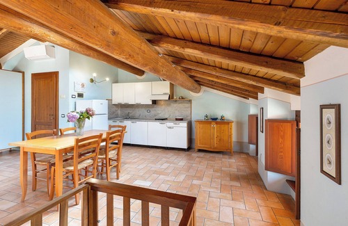 Monzambano Apartment | Studio Apartment 'Fiordaliso' with Shared Garden, Wi-Fi and Air Conditioning