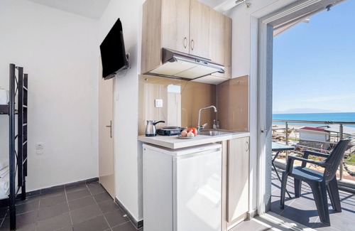 Pidima Kyras Apartment | Studio Apartment 'Iguana 16' with Sea View, Wi-Fi and Air Conditioning