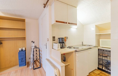 Saint-Genies Apartment | Studio Apartment 'La Résidence Du Vieux Four' with Shared Pool, Private Terrace and Shared Garden