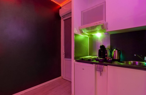 Le Mourillon Apartment | Studio Apartment "Love Room Avec Balnéo" with Whirlpool, Private Terrace & Wi-Fi