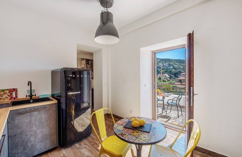 Varazze Apartment | Studio Apartment 'Macaja' with Sea View, Wi-Fi and Air Conditioning