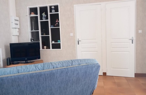 Vienne Apartment | Studio Apartment 'Maupas' with Shared Terrace and Wi-Fi