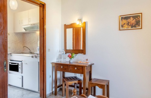 Agios Gordios Apartment | Studio Apartment 'Mires House Side First Floor 10' with Shared Pool, Wi-Fi and Air Conditioning