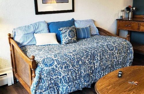 Queens Apartment | Studio Apartment on Tree-lined Street 2 minutes from Railroad and Restaurants