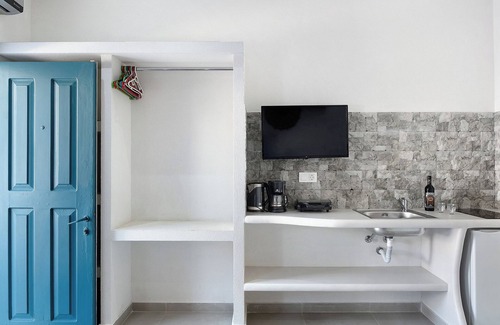 Amorgos Town Apartment | Studio Apartment 'Politimi N1' with Mountain View, Wi-Fi and Air Conditioning
