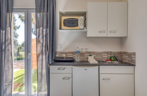 Poussan Apartment | Studio Apartment ' with Shared Garden