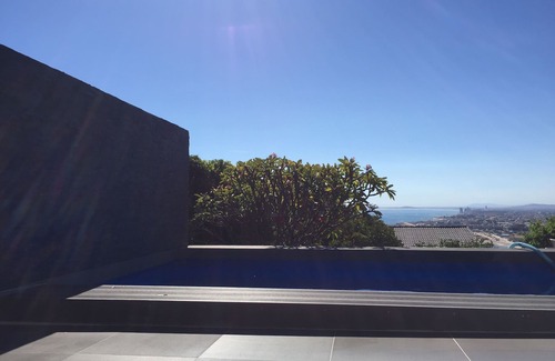 Mountainside Apartment | Studio apartment with sea view and direct view of Table Mountain