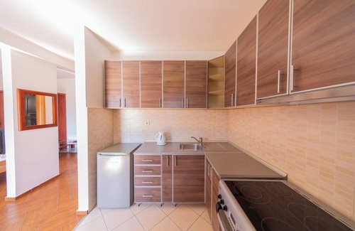 Maini Apartment | Studio Apt for 3 w/Balcony – Walking Distance to Beach No. 3