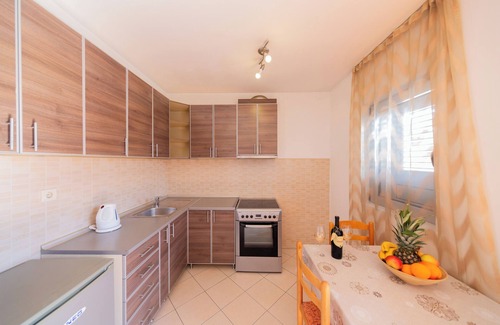 Maini Apartment | Studio Apt for 3 w/Balcony – Walking Distance to Beach No. 6