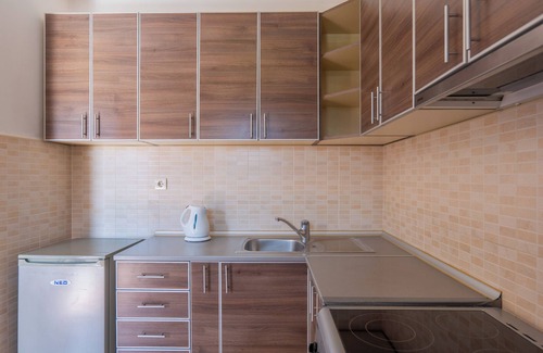 Maini Apartment | Studio Apt for 3 w/Balcony – Walking Distance to Beach No. 6