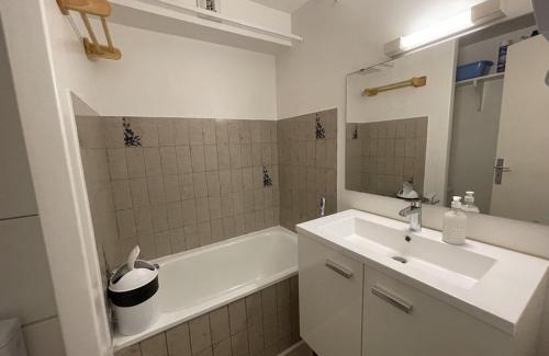 Laveissiere Apartment | Studio avec balcon au centre station, proche pistes et patinoire - FR-1-787-46