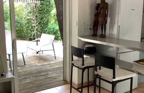 Cogolin Apartment | Studio Avec Terrasse et Pergola Dans Propriété Calme et Sécurisée