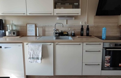 Nimes Apartment | STudio - bright - CLIM - Balcony - Wifi - shared bathroom