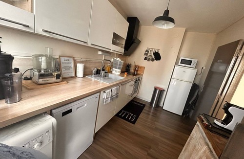 Nimes Apartment | STudio - bright - CLIM - Balcony - Wifi - shared bathroom